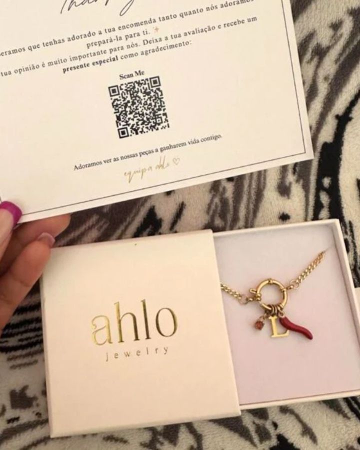 Colar personalizável Ahlo com pendentes na embalagem