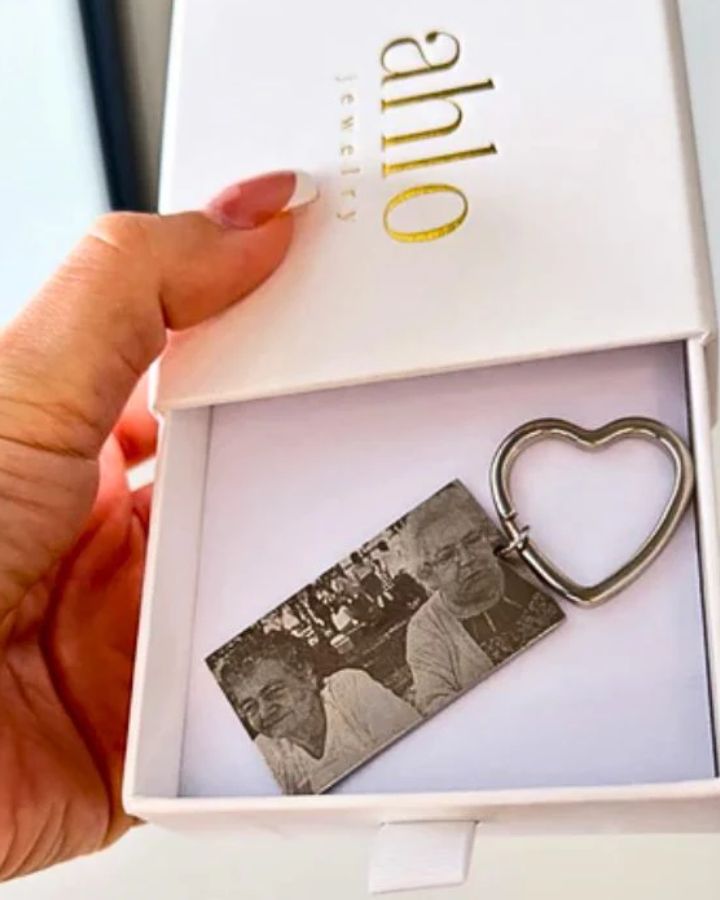 Porta-chaves prateado Ahlo com fotografia gravada e aro em forma de coração