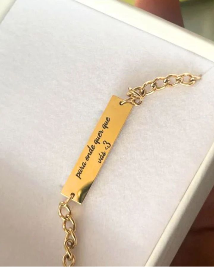 Pulseira dourada personalizada Ahlo com gravação na embalagem