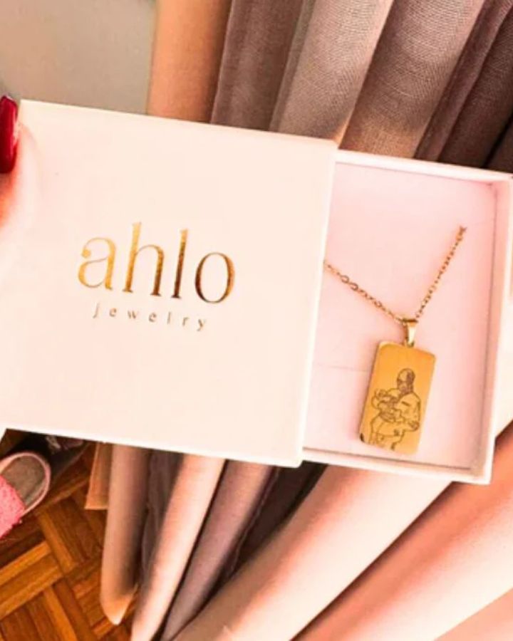 Colar dourado Ahlo com fotografia gravada em memória do tio da cliente