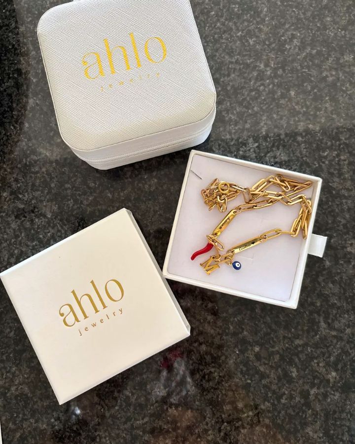 Colar personalizado, pendentes e guarda-joias Ahlo